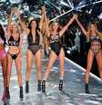 Modelos, entre elas as brasileiras Lais Ribeiro (segunda da esquerda para a direita) e Adriana Lima (de braços levantados ao centro) no desfile da Victoria's Secret em 2018, em Nova York  Foto: J. Lee/FilmMagic