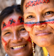 Imagem mostra pintura corporal indígena em mulheres.  Foto: iStock: filipefrazao