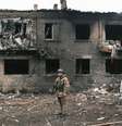Um soldado ucraniano inspeciona um edifício destruído em Vovchansk  Foto: GEORGE IVANCHENKO/EPA-EFE/REX/Shutterstock / BBC News Brasil