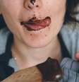Entenda por que as mulheres usam o chocolate para espantar a solidão  Foto: Getty Images / burakkarademir / Bons Fluidos