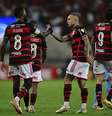 Gerson e Cebolinha comemoram primeiro gol do Flamengo no jogo (Photo by PABLO PORCIUNCULA/AFP via Getty Images)  Foto: Esporte News Mundo