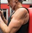 homem idoso fazendo exercício de força na academia  Foto: Getty Images / BBC News Brasil