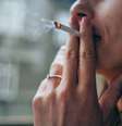 Jovem fumando um cigarro ao ar livre  Foto: VioletaStoimenova/iStock