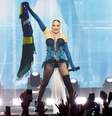 Madonna na parte final do show na praia de Copacabana: o corpo sofre pelo esforço nos palcos  Foto: Kevin Mazur/WireImage for Live Nation/Getty Images