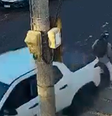 Motorista atropela bandido com carro em marcha a ré para livrar enfermeira de assalto  Foto: Reprodução