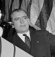 O controverso senador americano Joseph McCarthy se tornou uma celebridade quando garantiu ter uma lista de 205 espiões soviéticos que trabalhariam no governo dos Estados Unidos  Foto: Getty Images / BBC News Brasil