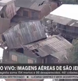 Casa de madeira vai parar em cima de outro imóvel após ser arrastada pelas chuvas  Foto: Reprodução/Globo News