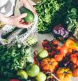 Imagem mostra verduras e legumes.   Foto: Maria Korneeva / Getty Images