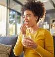 Imagem mostra mulher tomando vitamina.   Foto: iStock