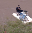 Menino fez canoa improvisada para atravessar área alagada  Foto: Reprodução/TV Globo