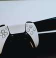 Apesar de ter superado as 59 milhões de unidades, o PlayStation 5 ainda não dominou nem mesmo os fãs da Sony e metade da base de usuários segue sendo do PS4 (Imagem: Triyansh Gill/Unplash)  Foto: Canaltech