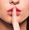Pôster de Ashley Madison com mulher cobrindo a boca com um dedo  Foto: PA / BBC News Brasil