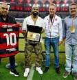 Dirigentes do Flamengo em homenagem ao agora ex-camisa 10 do time  Foto: Divulgação