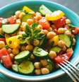 Salada de grão-de-bico com pepino, tomate e pimentão  Foto: Ivanna Pavliuk | Shutterstock / Portal EdiCase