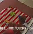 Babá presa por agressões contra bebê foi filmada chacoalhando criança em área de lazer  Foto: Reprodução/ TV Globo / Perfil Brasil