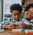 Pais precisam se preparar para responder dúvidas do filho autista  Foto: iStock/andreswd