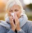 Mulher doente assoa o nariz  Foto: PIKSEL/iStock