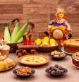 Mesa servida com diversos pratos típicos de Festa Junina.  Foto: iStock