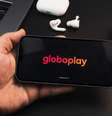 No Globoplay, estão disponíveis séries que fizeram sucesso nos anos 2000  Foto: Diego Thomazini | Shutterstock / Portal EdiCase