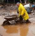 Homem limpa casa inundada em Muçum; contato com a água ou lama em enchentes pode causar doenças  Foto: DW / Deutsche Welle