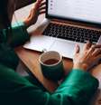 Uma das possibilidades de mapear oportunidades em companhias estrangeiras é se candidatar para seleções por meio do LinkedIn.  Foto: Reprodução/Getty Images/Fiordaliso