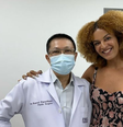 Gabriela Loran com o médico responsável pela cirurgia de redesignção sexual  Foto: Reprodução/Instagram