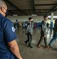 Alunos formam fila para entrar na sala de aula na escola Prof. Lafayette Rodrigues Pereira, em Taubaté, no interior de São Paulo, que adotou o sistema Cívico-Militar, em parceria entre prefeitura e Exército.  Foto: TABA BENEDICTO/ESTADÃO / Estadão