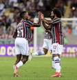  Foto: Lucas Merçon e Marcelo Gonçalves/Fluminense FC - Legenda: Árias recebe os cuimprimentos de Marcelo após fazer um gol para o Fluminense sobre o Sampaio / Jogada10