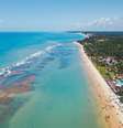 Vista aérea da Praia do Mucugê em Arraial d'Ajuda  Foto: J. Balla Photography/Unsplash / Viagem e Turismo