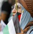 Uma mulher com a bandeira palestina no Texas   Foto: EPA / BBC News Brasil