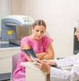 Apesar da popularidade da mamoplastia de aumento, há uma crescente tendência de retirada das próteses de silicone  Foto: GagliardiPhotography | Shutterstock / Portal EdiCase