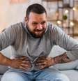 Homem com dor de estômago ou diarreia  Foto: urbazon/iStock
