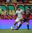 Gustavo Scarpa do Atlético disputa bola com jogador do Sport  Foto: Esporte News Mundo