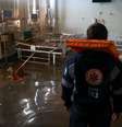 Autoridades alertam para risco de leptospirose em água suja das enchentes  Foto: REUTERS/Diego Vara / BBC News Brasil