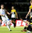 Tiago Caldas - Legenda: Jogadores de Criciúma e Bahia em disputa de bola na terceira fase da Copa do Brasil -  Foto: Tiago Caldas / Jogada10