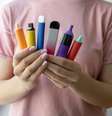 Cigarros de vape na mão de adolescente  Foto: bymuratdeniz/iStock