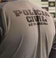 Agente utiliza camiseta da Polícia Civil do Rio de Janeiro  Foto: Divulgação/PCRJ