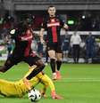 Tobias Schwarz/AFP via Getty Images - Legenda: Jogadores de Leverkusen e Kaiserslautern em disputa de bola na final da Copa da Alemanha -  Foto: Tobias Schwarz/AFP via Getty Images / Jogada10
