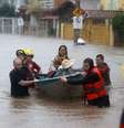 Socorristas resgatam família durante enchente em Porto Alegre, no Rio Grande do Sul  Foto: REUTERS/Diego Vara
