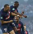 Franck Fife/AFP via Getty Images - Legenda: Jogadores de Lyon e PSG em disputa de bola na final da Copa da França -  Foto: Franck Fife/AFP via Getty Images / Jogada10