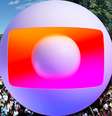 A Globo entre a Marcha para Jesus e a Parada Gay de SP: canal querer atrair a todos, mas erra ao tratar LGBTs como ofensivos  Foto: Levi Bianco/Getty Images e NurPhoto/Getty Images