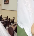 Cachorro caramelo invade casamento em igreja, deita e rola em vestido de noiva  Foto: Reprodução/Instagram:@mairecalegari