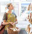 Mulher com cesta na mão escolhendo produto no mercado  Foto: Getty Images / BBC News Brasil