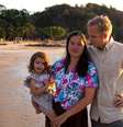Nikolaj Astrup e Michelle Rødgaard-Jessen, nesta foto a filha, criaram o 'The Traveling Village'  Foto: Laerke Thorndal / BBC News Brasil