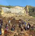Pessoas em torno de área onde ocorreu deslizamento  Foto: Getty Images / BBC News Brasil