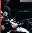 Bombeiro levapara atendimento médico por suspeita de overdose de fentanil em Portland, Oregon  Foto: Getty Images / BBC News Brasil