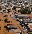 Imagem de drone mostra barco com voluntários buscando pessoas isoladas em casas em meio à enchente no bairro Mathias Velho em Canoas, Rio Grande do Sul (05/05/2024)  Foto: REUTERS/Amanda Perobelli