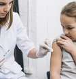 Vacinação infantil pode salvar 181 mil vidas por ano, prevenindo a resistência antimicrobiana (Imagem: Freepik)  Foto: Canaltech