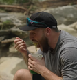 Youtuber Jay Swingler come macarrão instantâneo preparado com água do rio mais quente do mundo  Foto: Reprodução/Youtube/ Jay Swingler