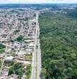 Vista geral da cidade de Manaus, com a avenida Margarita separando a floresta do bairro conhecido como Cidade de Deus  Foto: Pedro Kirilos/Estadão / Estadão